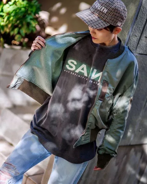 SAINT MXXXXXX SAINT SS TEE/BLK Green SAINT BOX LOGO short sleeves Washed black S-XL Look for cylindrical fabrics without side seams. Don’t buy open ones anymore. It’s boring. Assute garments are dyed. The whole piece is sprayed with horse-hair spray. Then spray it again to fade. The collar and cuffs are frayed. Many places are damaged. Authentic grade printing is restored. Accessories are complete. With little angel anti-counterfeiting label.